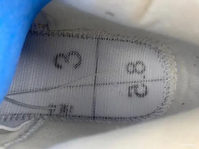Kick Theory Levi's AO2571-100 4 'White' Air Jordan x 0615